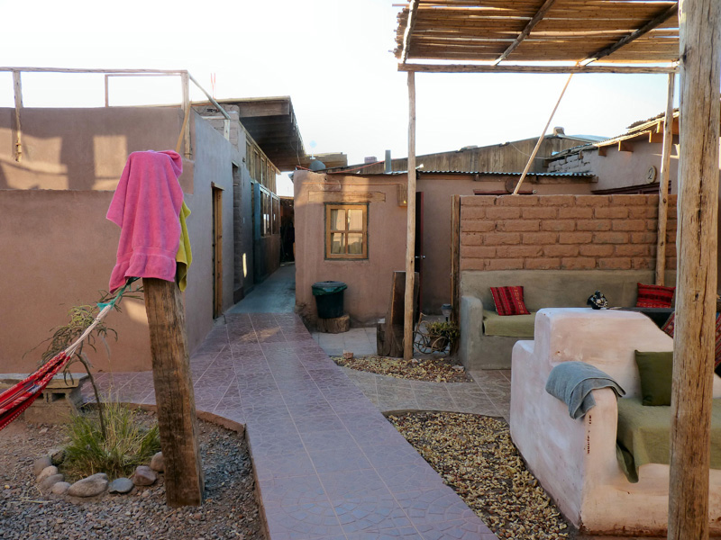 A l'orée du désert de sel, de sable et de rocaille, l'oasis de San Pedro de Atacama, bourgade de deux mille âmes perdue au nord du Chili. Ici, le ciel le plus pur du monde à en croire les indiens atacaméniens (Qechuas) et les astrophysiciens en culottes longues (un projet international vise à construire dans le coin un complexe d'observation spatiale d'un calibre inégalé). Il n'a pas plu en certains endroits depuis plus de 8O ans. 