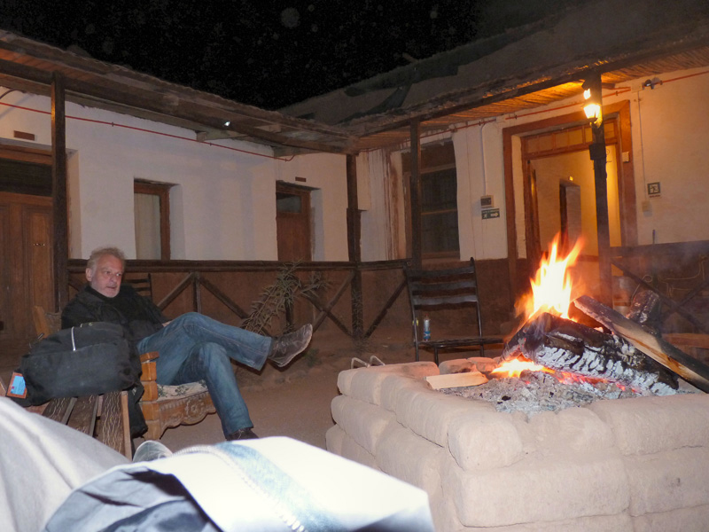 Après une journée harassante à 26OO m d'altitude, ce feu de bois nous réconforte dans l'hostal-centre culturel La Rose d'Atacama tenu par un couple franco-argentin. Nous apprenons que l'un des animateurs n'est autre que le fils de l'ancien ministre de l'intérieur chilien de Salvador Allende et président de l'union des écrivains. Enfant, il a fui la dictature Pinochet pour trouver refuge en France. Trente ans plus tard, il revient dans son pays et se passionne à faire découvrir celui-ci aux intrépides des quatre coins du monde. 